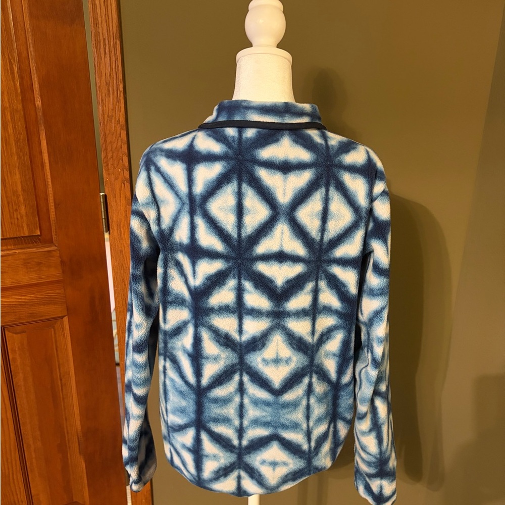 Patagonia Women's Blue and White Tie-Dye Fleece Pullover with Red Trim. - Picture 2 of 3